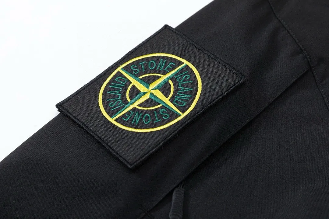W6005#P300💰 STONE LSLAND Stone Island 23FW ❗Hard shell top version windproof and waterproof shoulder patch GTX outdoor jacket jacket #Same as Arc'teryx SV series top version fabric! ! The difference between world currency! !  -Top replica, original original packaging, pure original-grade welfare heavy goods, high quality guarantee. The latest hot style from the official website, trendy men and women with cool upper bodies! Customized and imported professional super waterproof and windproof coated fabric, the waterproof level is the international ISO standard 90 (ISO4) level to achieve the rolling effect of water droplets on a lotus leaf. The high-permeability laminated fabric Gore-tex imitates water-permeable film, which feels better and more comfortable. - Seiko 3D three-dimensional cutting, multiple pocket design, fully wrapped edges inside and outside, fine routing, very heavy workmanship, metal adjustment buckle elastic design of the hat, full of functional workwear style. All the three-label accessories are all original and customized, so you can experience the full texture when you try it!  -Perfect fit, versatile style that never goes out of style, reimagined for all your urban adventures and offering unparalleled waterproof and windproof protection! A batch of pure original quality goods, no more missing out!  Color: Black Size: M L XL XXL M L
